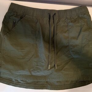 Women’s title nine hiking skirt. Built in mesh shorts. Green! Size medium